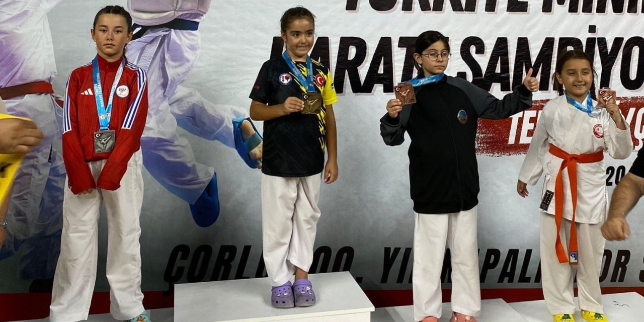 Minikler karate madalya ile döndü