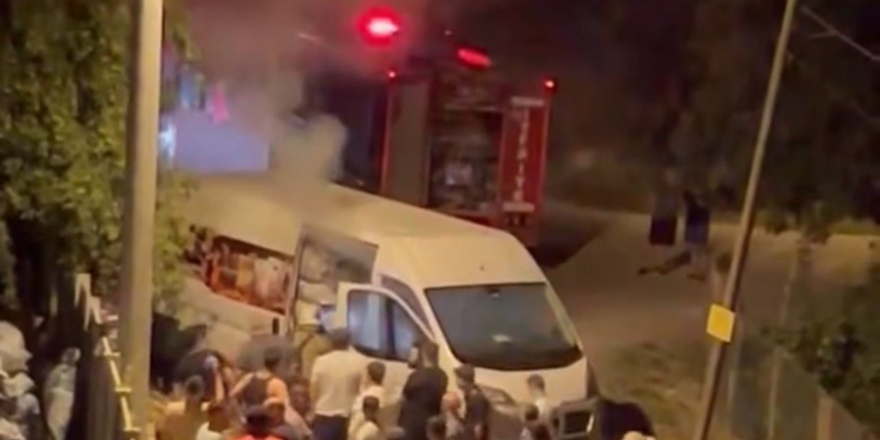 Mangal kömürü yüklü minibüste yangın
