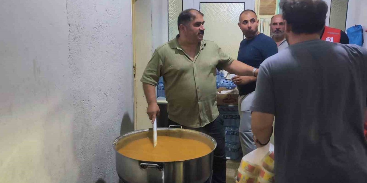 Yangın bölgesindeki muhtar köye gelen yardım ekibine çorba yaptı