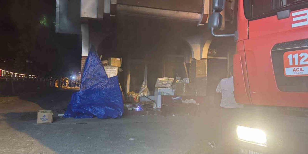 İş yerinde yangın paniği: Dumanlar apartmanı sardı