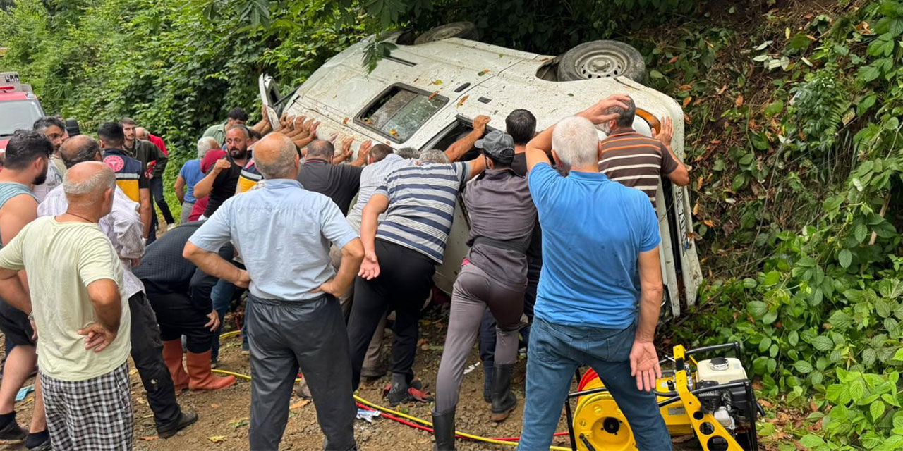 Rize'de çay toplamaya gidenleri taşıyan panelvan kaza yaptı: 2 ölü, 3 yaralı