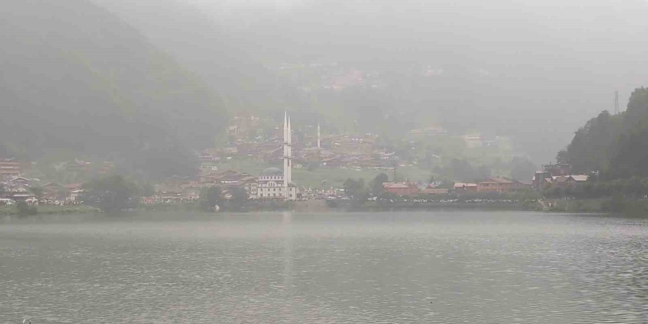 Sıcak hava Türkiye’yi kavururken, Uzungöl serinliğiyle nefes aldırıyor