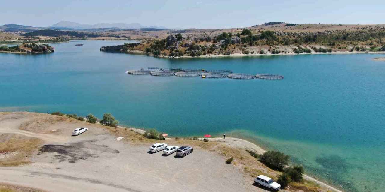 Balık kafesleri patladı, oltasını alan baraja koştu