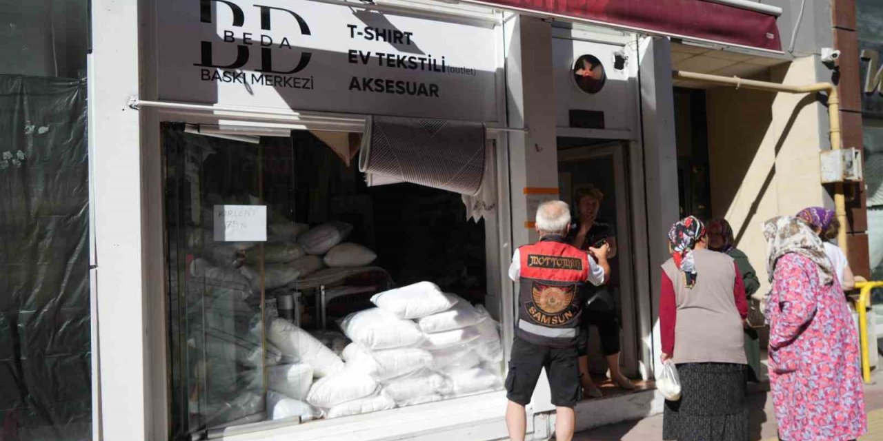 Tekstil mağazasındaki yangın, faciaya dönüşmeden söndürüldü