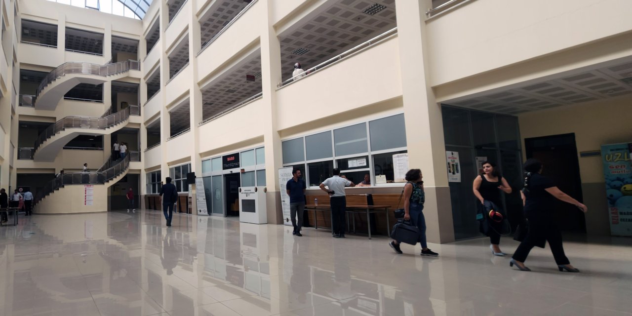 Adliyede 3'üncü Kattan Atlayan Afgan, Ağır Yaralandı