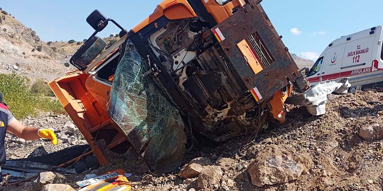 Devrilen Asfalt Yüklü Kamyonun Şoförü Öldü