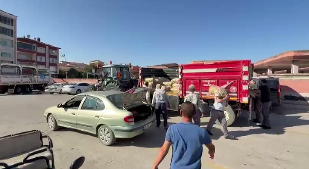 Amasya’da genç çiftçi, 8 ton patatesi halka ücretsiz dağıttı
