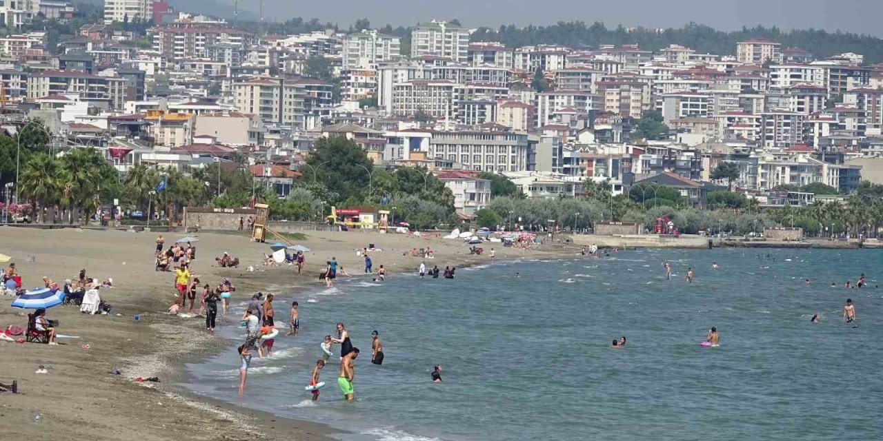 Samsun’da dalga yüksekliği 1 metreye yaklaşınca ‘denize girmeyin’ uyarısı geldi