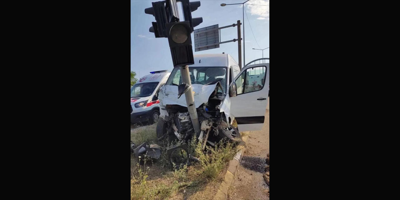 Karadeniz Sahil Yolu’nda minibüs ile otomobil çarpıştı: 13 yaralı