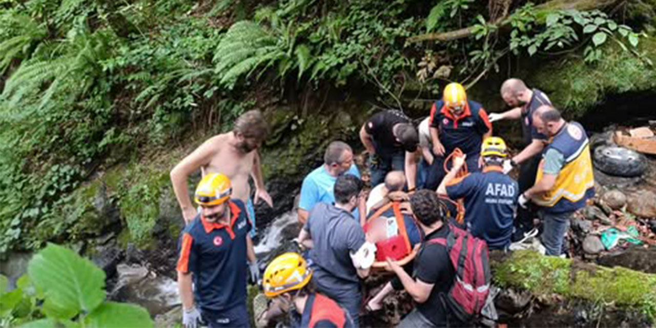 Rize'de Otomobil Dereye Yuvarlandı