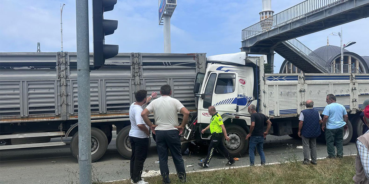 Derepazarı'nda Kırmızı Işıkta Duran Tıra Kamyon Çarptı