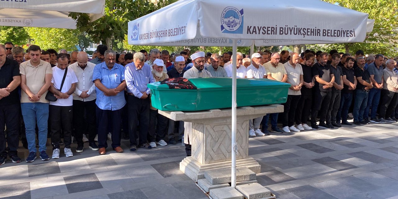 Yolun Karşısına Geçerken Otomobilin Çarpmasıyla Ölen Kadın, Toprağa Verildi