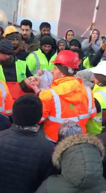 13 yaşındaki Enes’i enkaz altından 65 saat sonra Rize ekibi sağ salim çıkardı