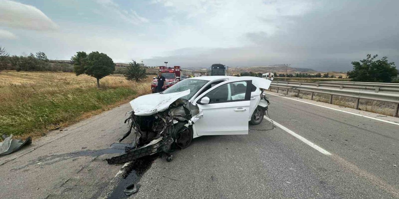 Amasya’da otomobil tıra çarptı