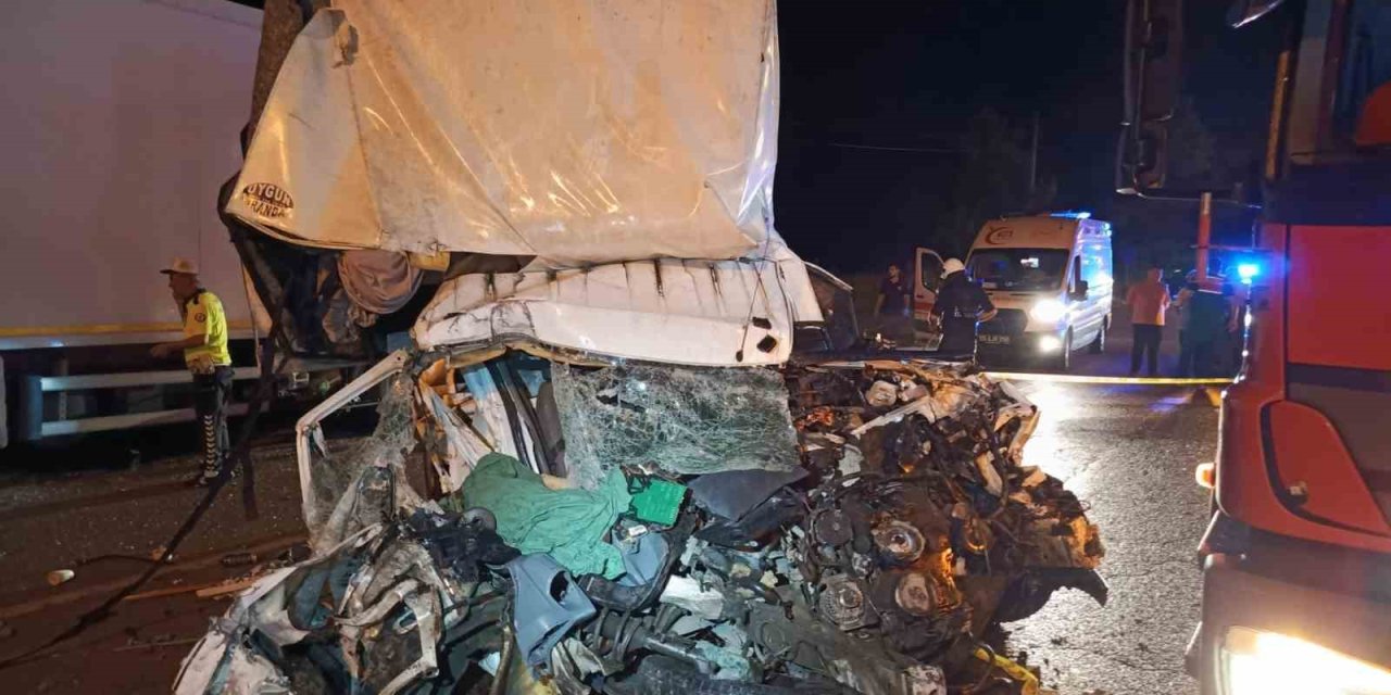 Samsun’da kamyonet park halindeki tıra çarptı: 1 ölü, 1 yaralı