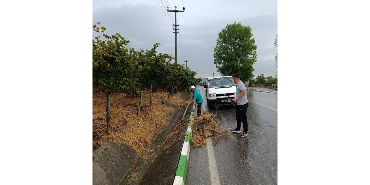 Yağmur suyu kanalları temizleniyor