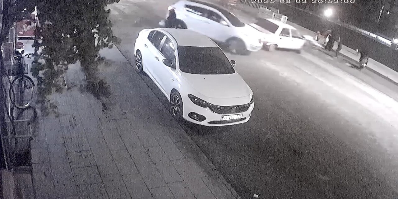 Otomobil, yaya geçidinde duran araca böyle çarptı: 2 yaralı