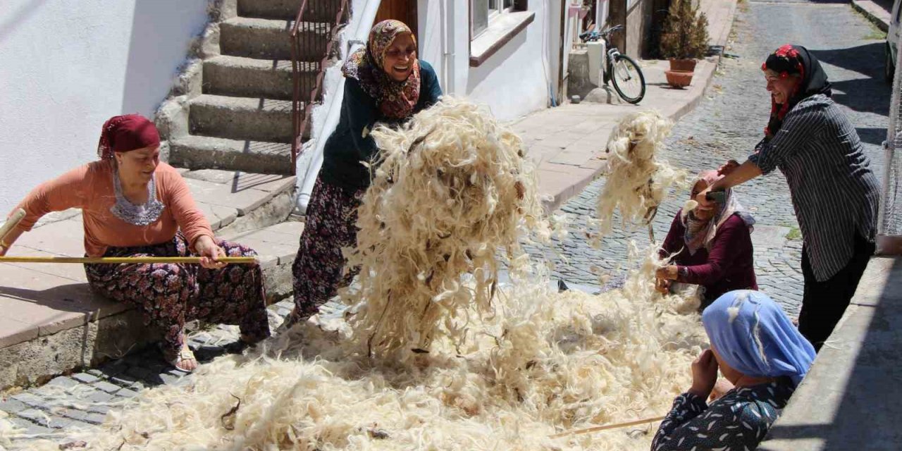 Kadın muhtar başlattı: Yünleri imece usulü havalandırıyorlar