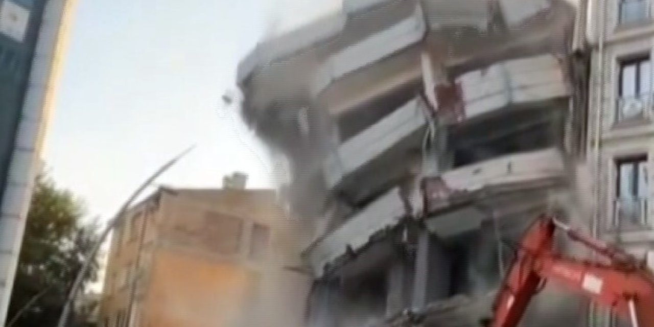 Elazığ'da Kontrollü Yıkım Sırasında Çöken Ağır Hasarlı Bina, Sağlam Binaya Zarar Verdi; O Anlar Kamerada
