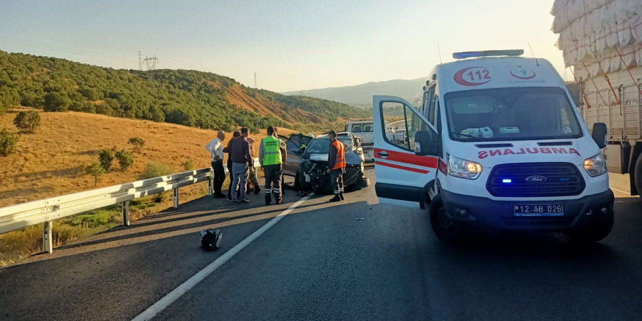 Bingöl'de Otomobiller Kafa Kafaya Çarpıştı: 1 Ölü, 2 Yaralı
