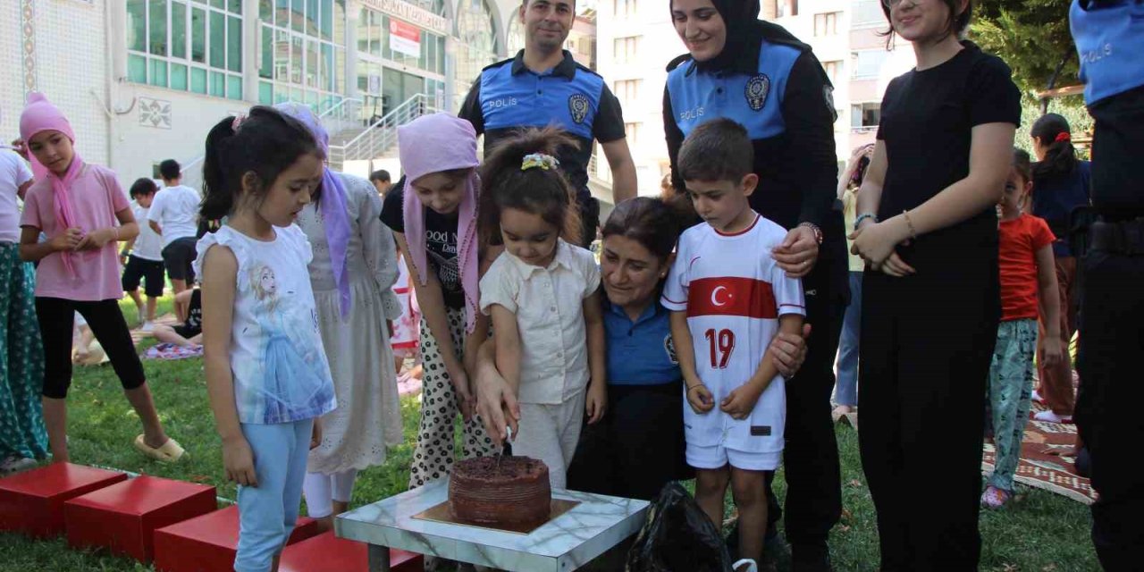 Amasya polisinden Kur’an kursunda eğitim gören çocuklara pasta sürprizi