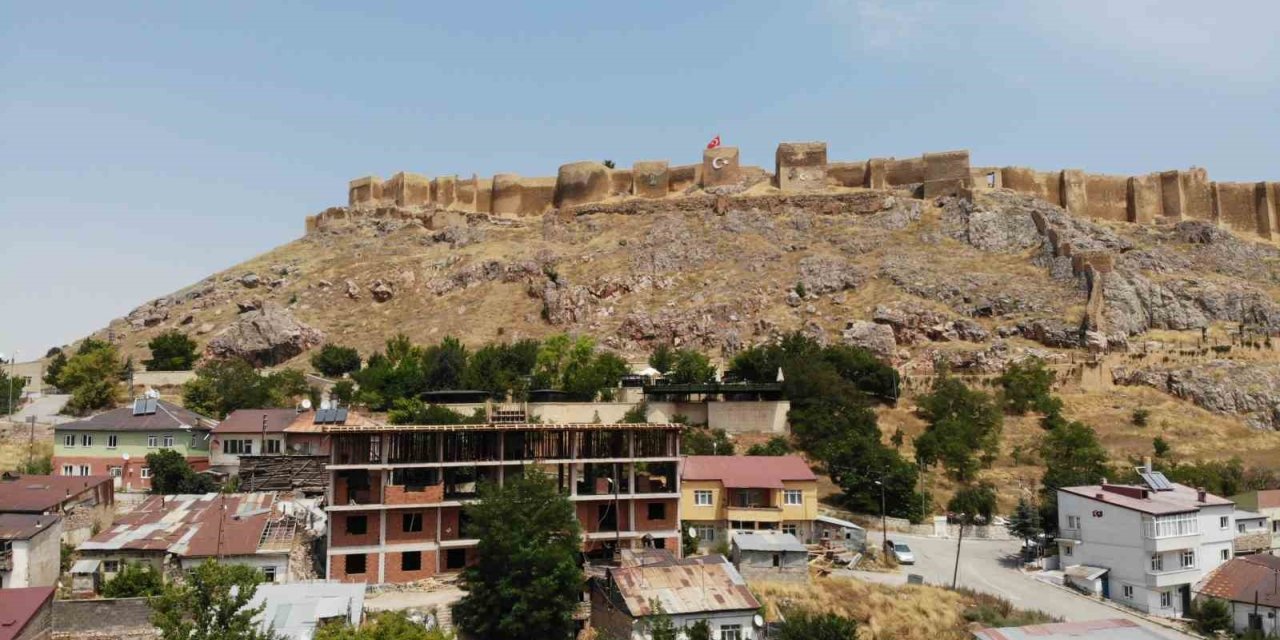 Tarihi Bayburt Kalesi’nin önünde yükselen binaya sert tepki: "Bayburt’ta imar terörü var"