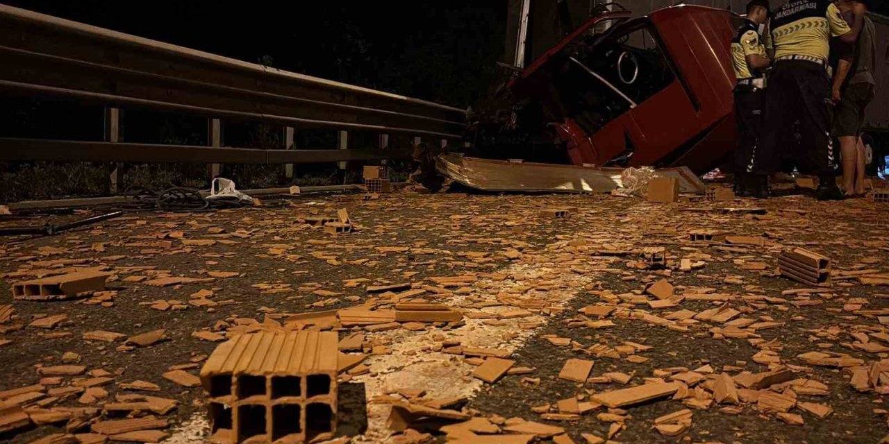 TEM’de tuğla yüklü tıra çarpan tır, hurdaya döndü: Sürücü yara almadan kurtuldu