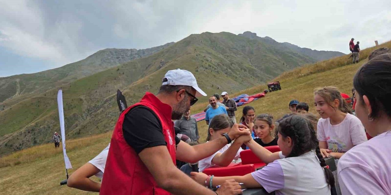 Oyun ve eğlenceyi yayla çocuklarının ayağına getirdiler