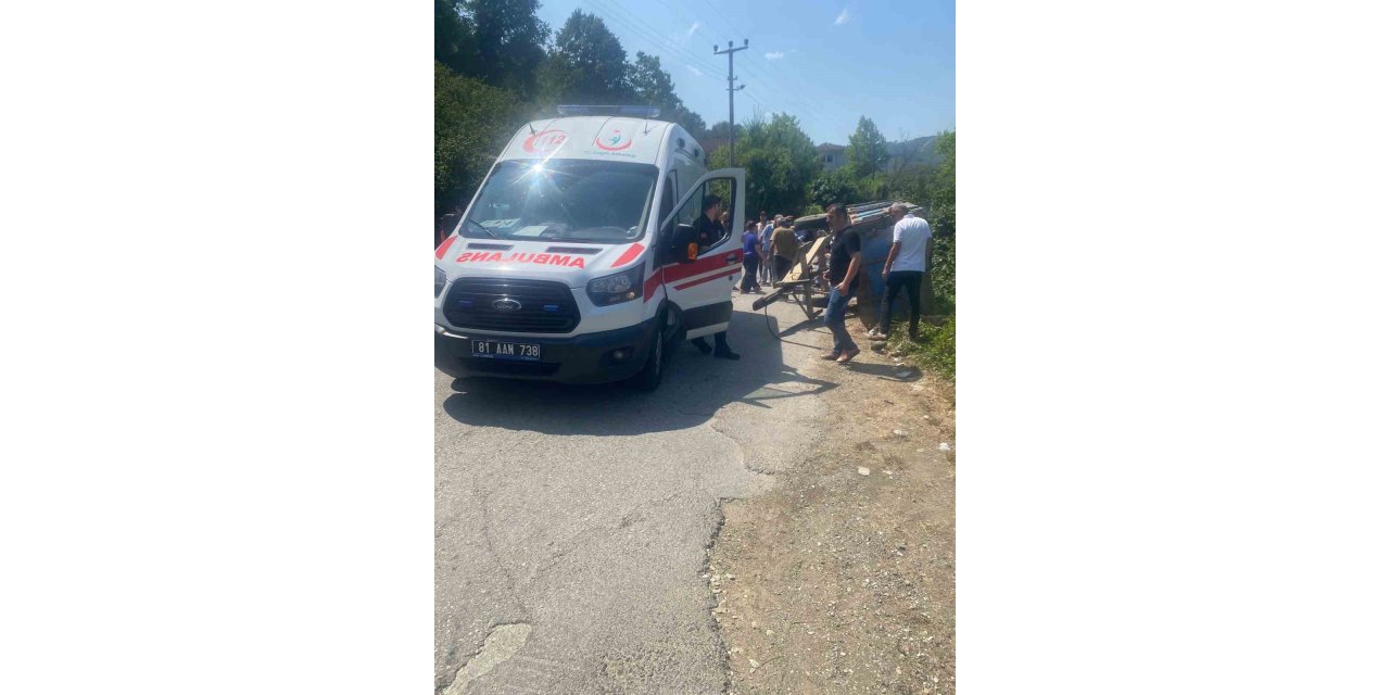 Fındık işçilerini taşıyan traktör devrildi: 8 yaralı