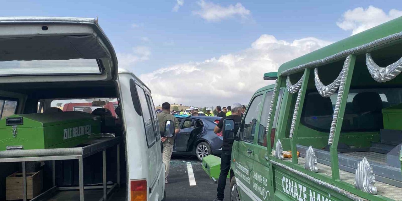 Tokat’ta iki otomobil kafa kafaya çarpıştı: 4 ölü, 1’i ağır 2 yaralı