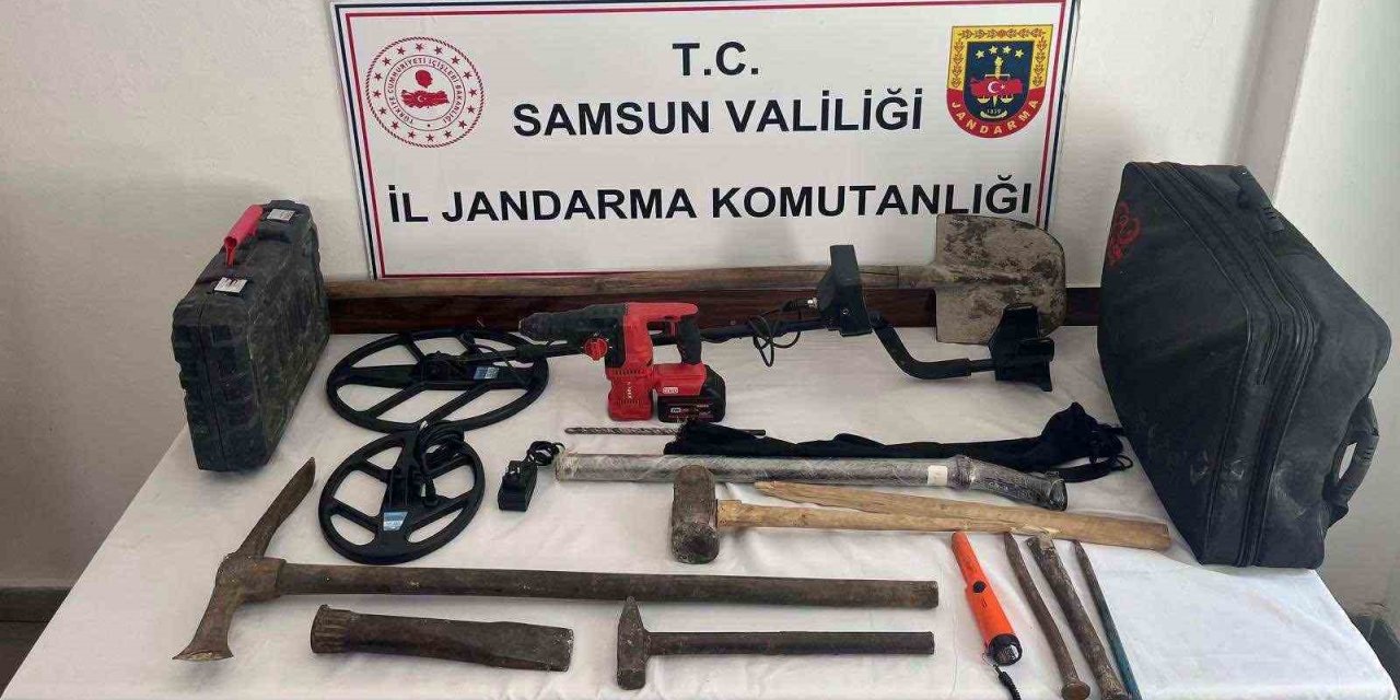 Samsun’da kaçak kazı yapan 3 kişi jandarmaya yakalandı