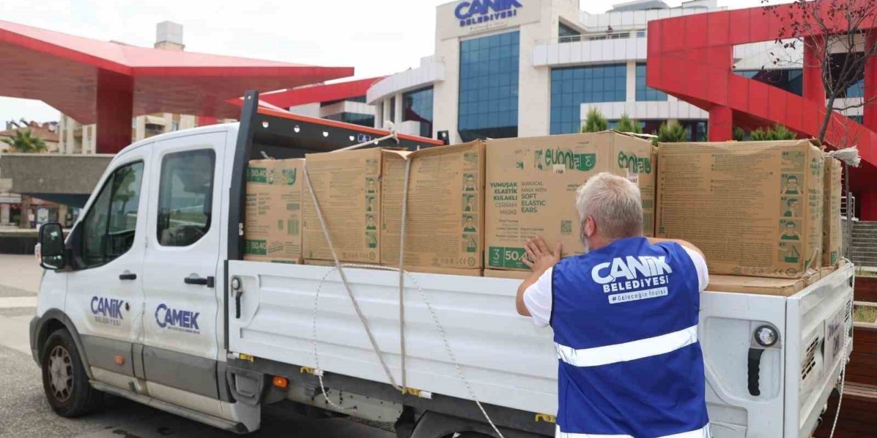 Canik Belediyesi’nden sağlık kurumlarına 100 bin maske desteği
