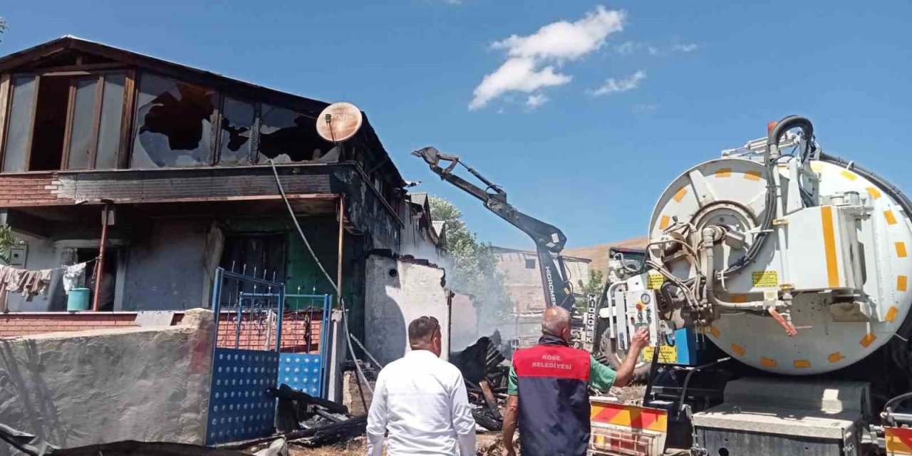 Gümüşhane’de 2 katlı evde çıkan yangın paniğe neden oldu