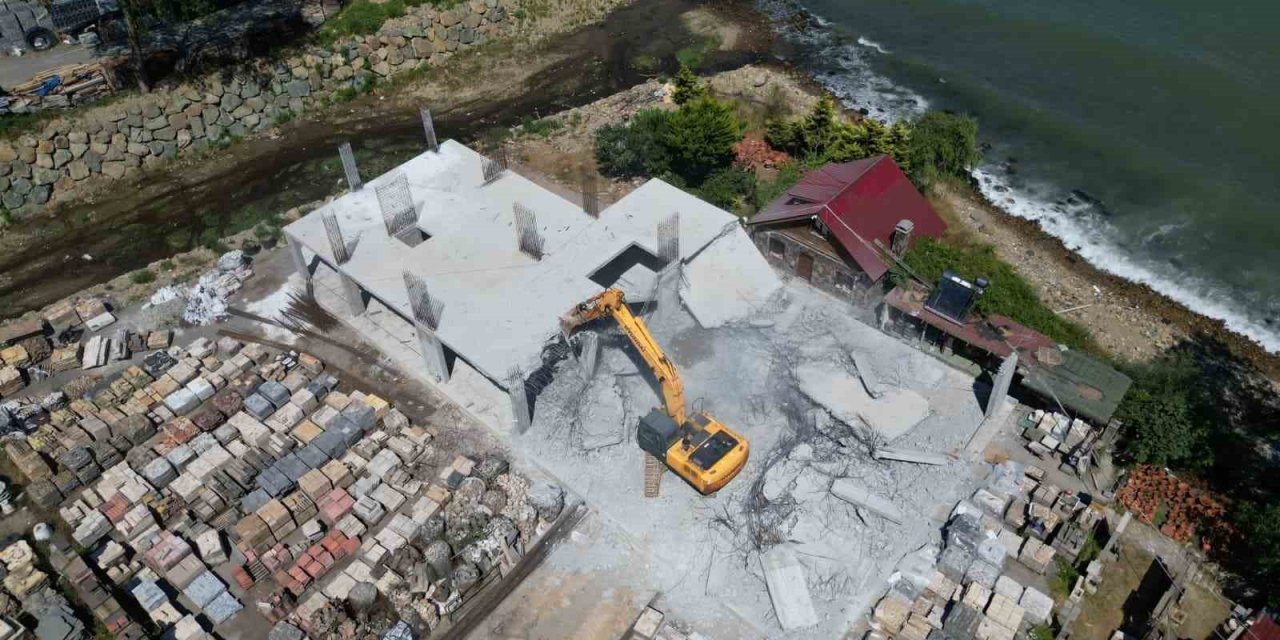 Arsin’de tartışma konusu olan kaçak yapı ile ilgili yıkım kararı gerçekleştirildi