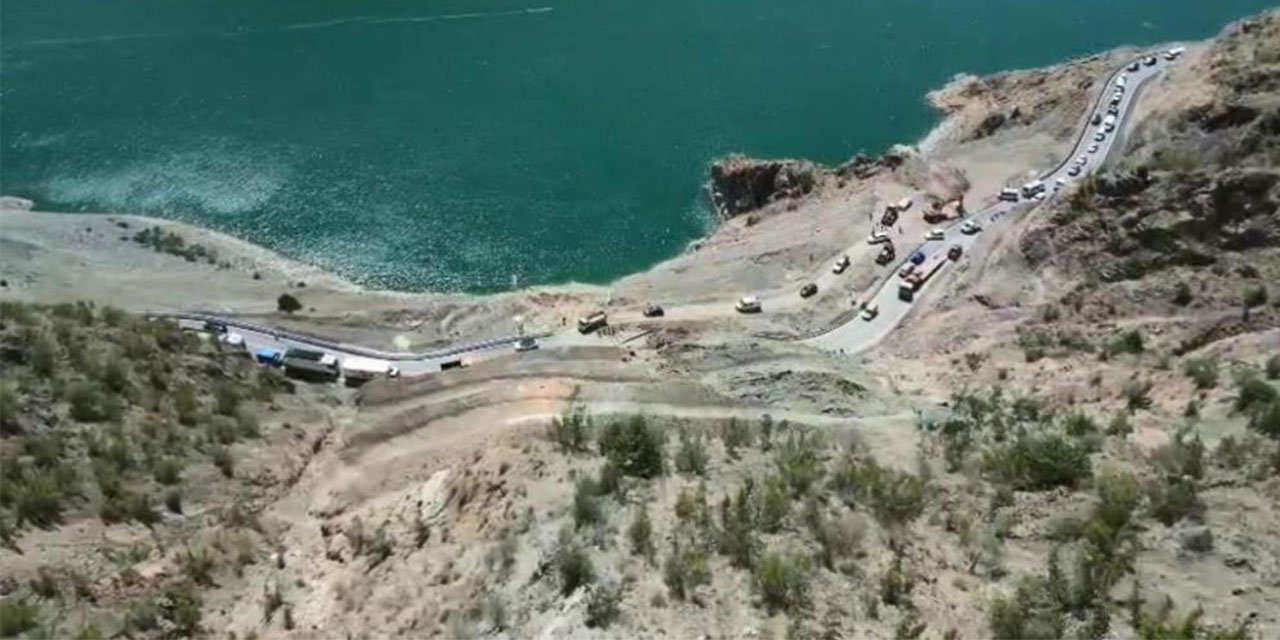 Artvin'in Yusufeli ilçesindeki heyelan sonrası ulaşım kontrollü olarak sağlanıyor