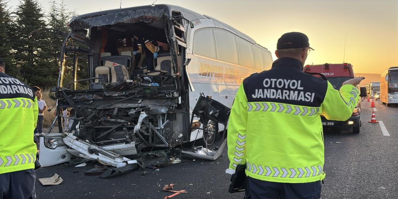 TEM’de yolcu otobüsü ile soğan yüklü kamyon çarpıştı: 1 ölü, 10 yaralı