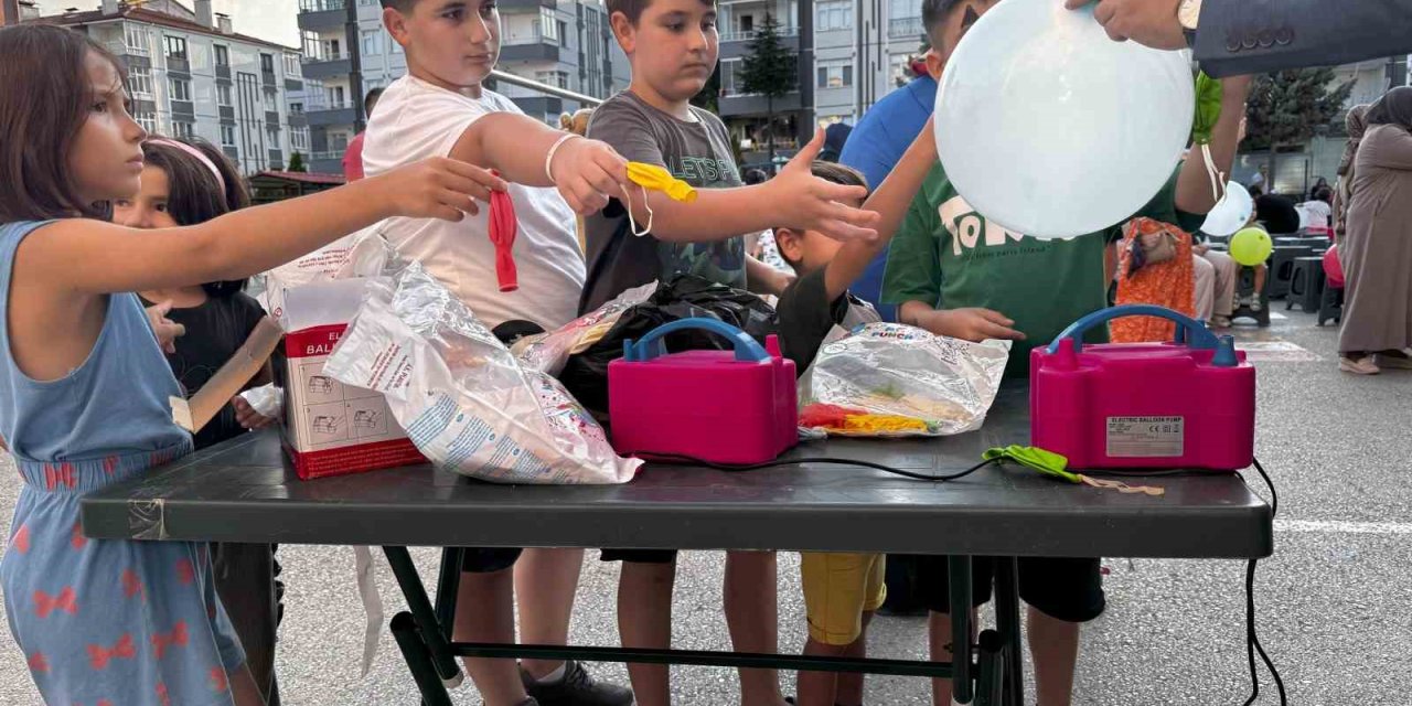 Çocuklar Tokat Belediyesi’nin mahalle şenlikleriyle doyasıya eğleniyor