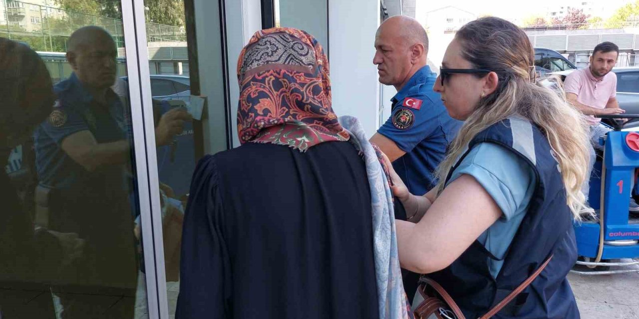 Komşusunun anahtarını kopyalayıp 1,7 milyon liralık altın çalıp sıfır araç alan kadın serbest bırakıldı