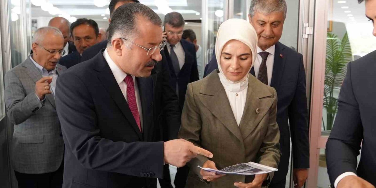 Rektör Kırışık bilimsel verilerle hazırlanan modeli Bakan Göktaş’a sundu