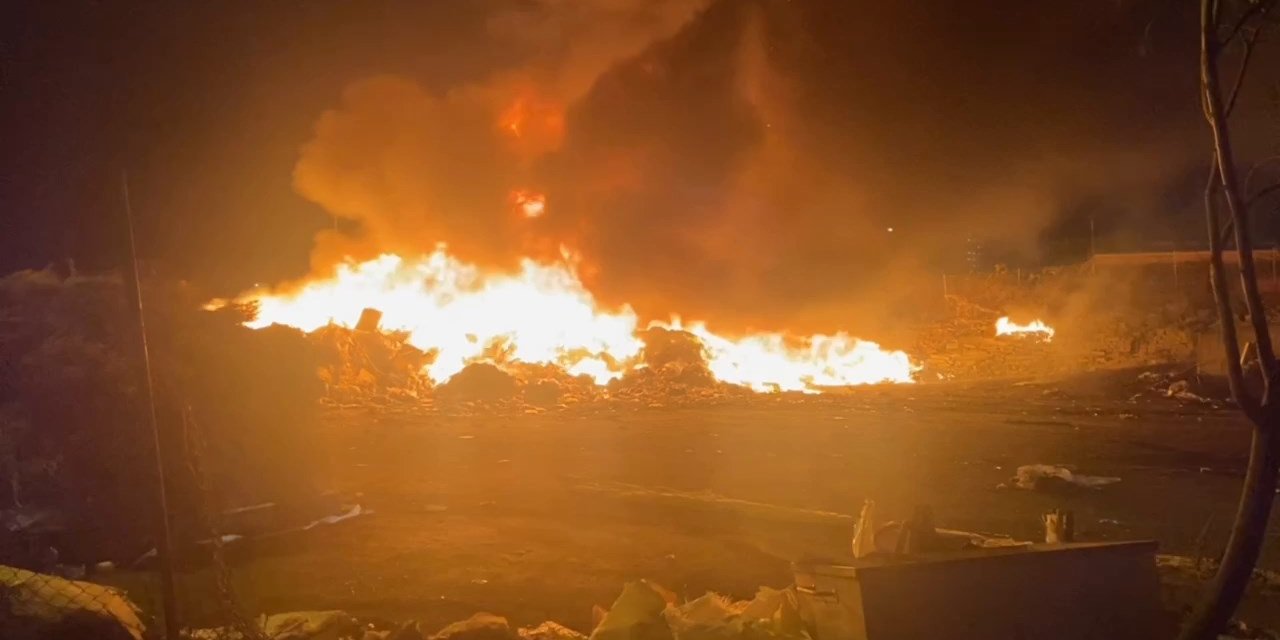 Bağcılar'da, Tekstil Ve Ahşap Atıkların Depolandığı Alanda Yangın