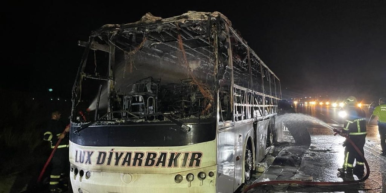 Osmaniye'de Seyir Halindeki Yolcu Otobüsü Alev Alev Yandı