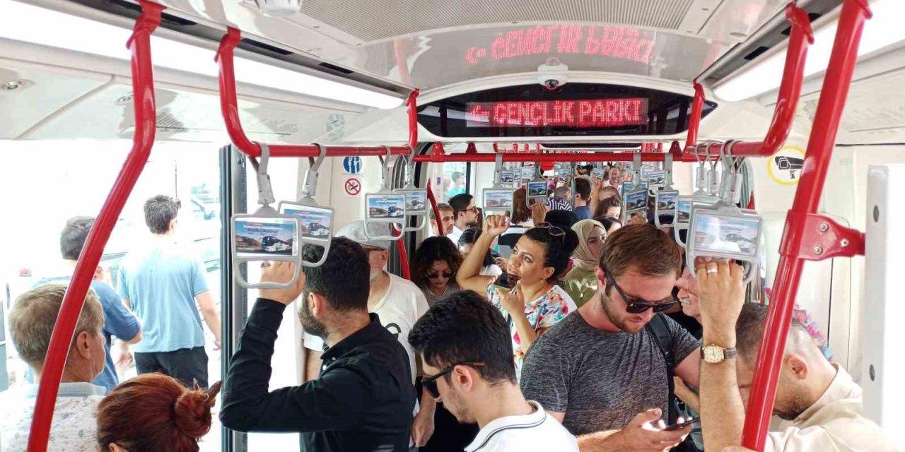 Samsun’da tramvaylarda klima problemi: Yolcular yelpazeyle serinledi