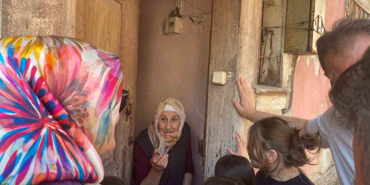 Miniklerden engelli ve yaşlılara anlamlı ziyaret