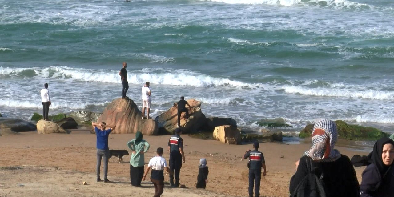 Sarıyer'de Denize Giren Çocuk Dalgalara Kapılarak Kayboldu