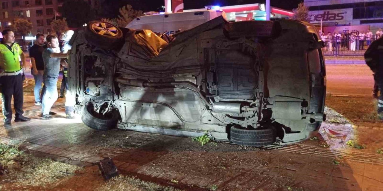 Amasya’da otomobil çarptığı ağacı kökünden söktü: 2 yaralı