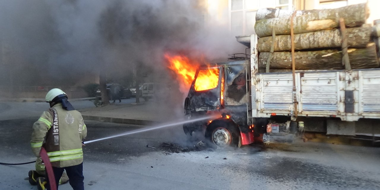 Silivri'de Kütük Yüklü Kamyon Alev Alev Yandı