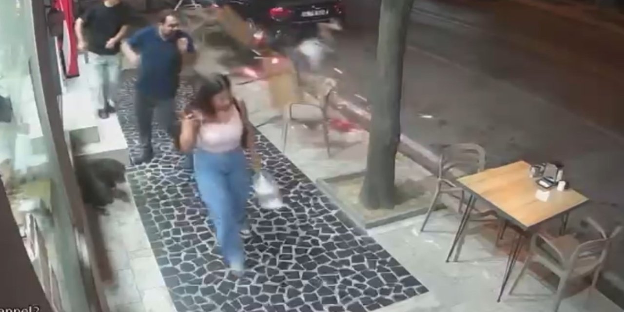 Otomobille çarpışan motosikletteki 2 kişi böyle savruldu: 3 yaralı