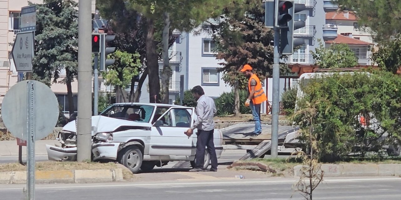 Sinop’ta otomobil aydınlatma direğine çarptı: 1 yaralı