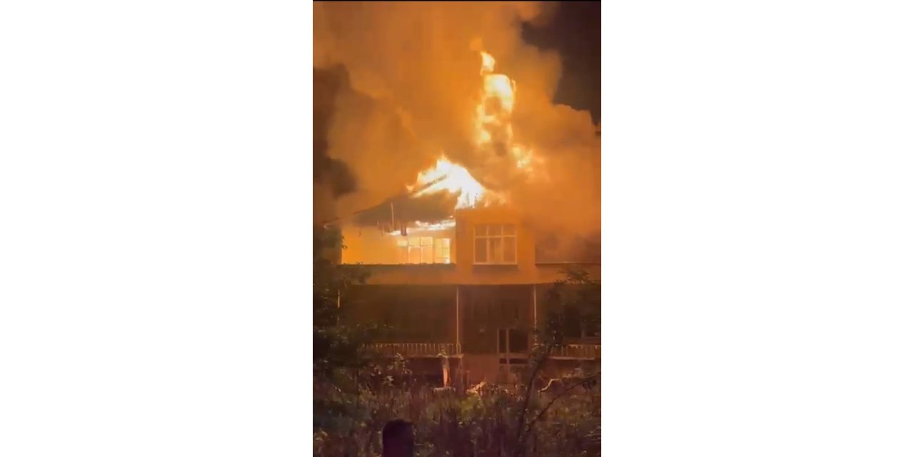 Samsun-Ordu yolu kenarında korkutan yangın: 2 katlı ev alevlere teslim oldu