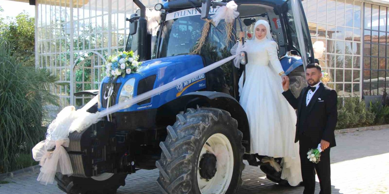Traktör gelin arabası oldu, gelin direksiyona geçti
